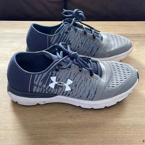 Under armor tennis shoes 💚 great condition